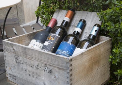 montalcino wines-2242904 960 720